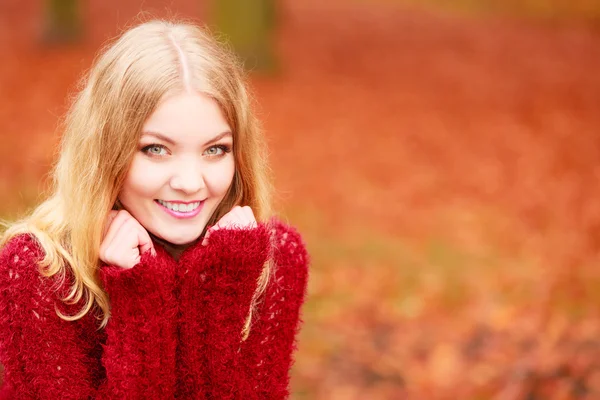 Lachende vrouw poseren — Stockfoto