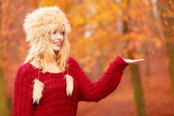 Frau mit offener leerer Handfläche — Stockfoto