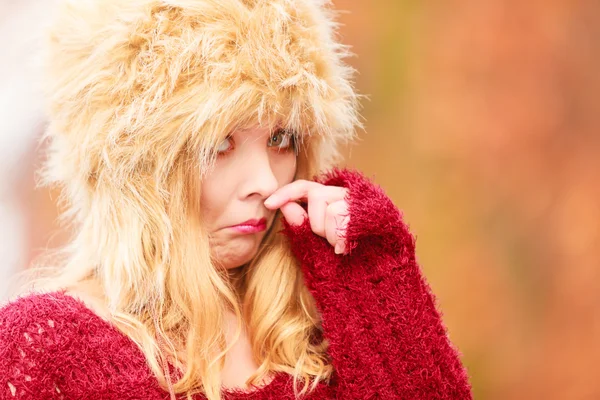 Young girl shivering — Stock Photo, Image