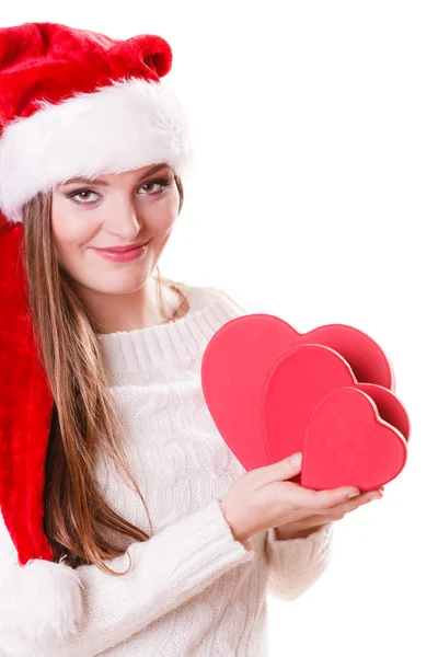Женщина держит красные коробки сердца — стоковое фото