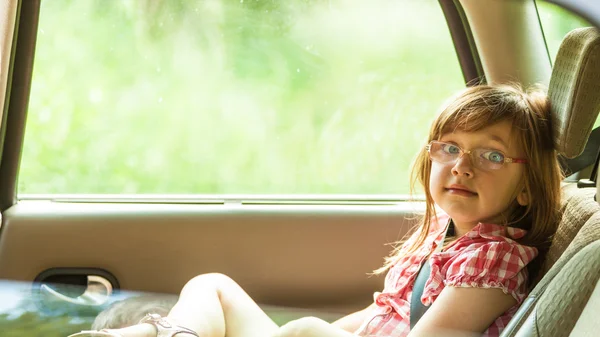 Kind in de auto. Vakantie vakantie reis reizen. — Stockfoto
