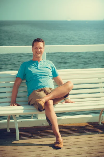 Schöner Mann Tourist auf Pier. Modesommer. — Stockfoto