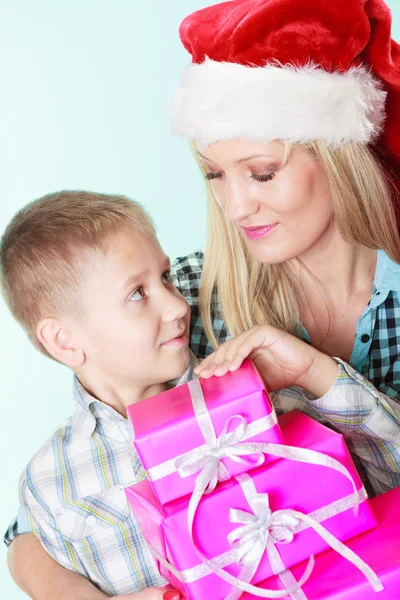 Mutter und Sohn mit Geschenkschachteln — Stockfoto