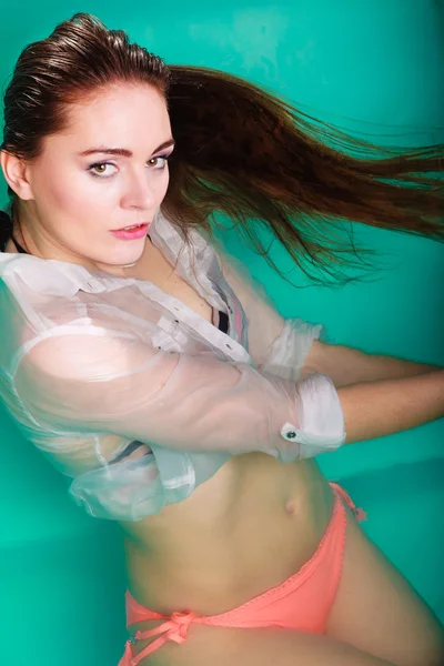 Sexuele poserende vrouw in het water. — Stockfoto