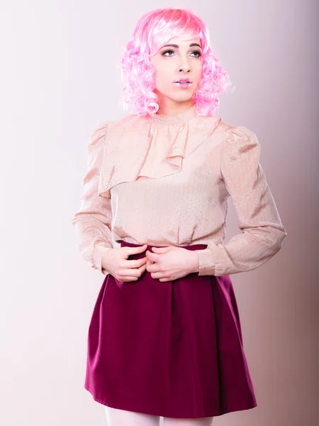 Woman wearing  pink wig posing — Stock Photo, Image