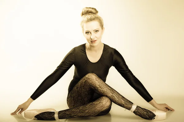 Kvinnan balettdansös poserar — Stockfoto