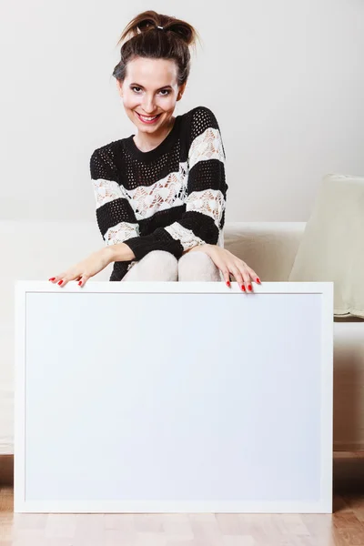 Mujer sentada en un sofá — Foto de Stock