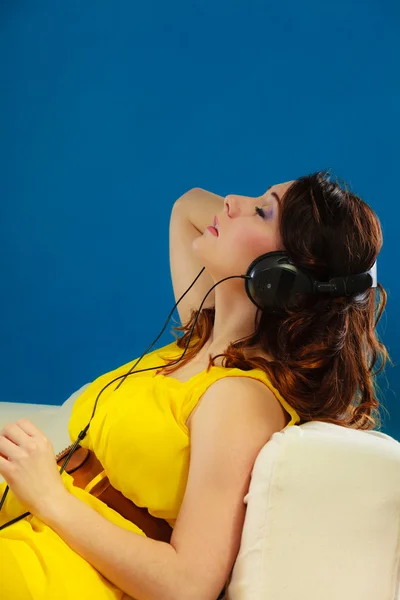 Lány nagy fejhallgató hallgatás zene mp3 pihentető — Stock Fotó