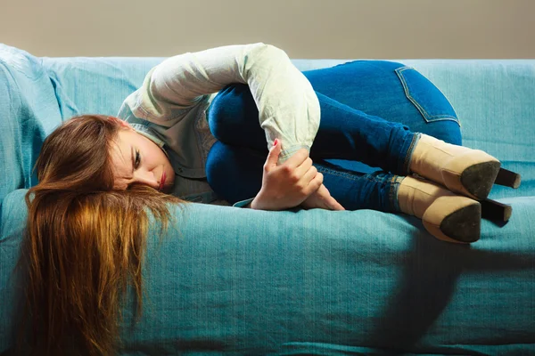 Frau liegt zu Hause auf Couch — Stockfoto