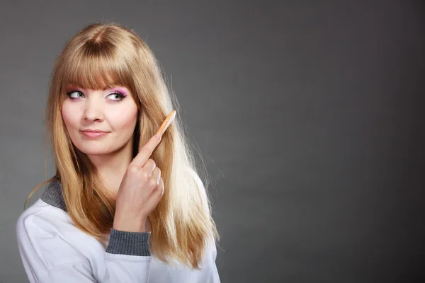 Vrouw haar kapsel vernieuwen — Stockfoto