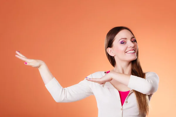 Mujer posando en estudio — Foto de Stock