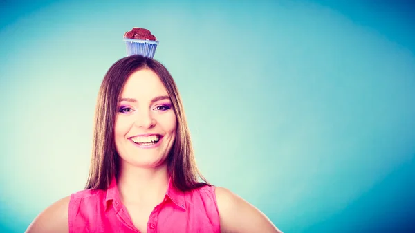 Woman holding cake  on head — Stock Photo, Image