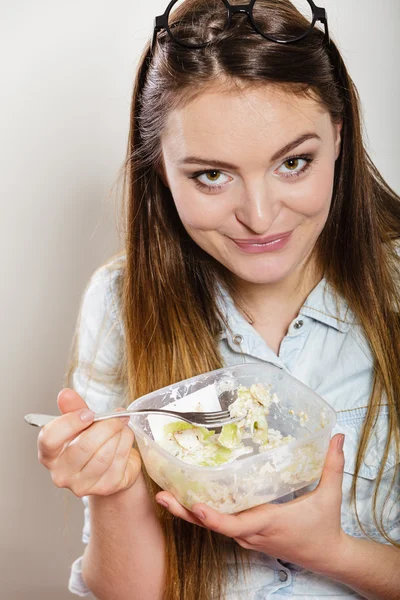 Mujer comiendo ensalada de verduras frescas. —  Fotos de Stock