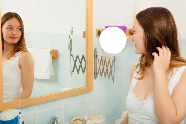 Flicka tittar i spegeln. — Stockfoto