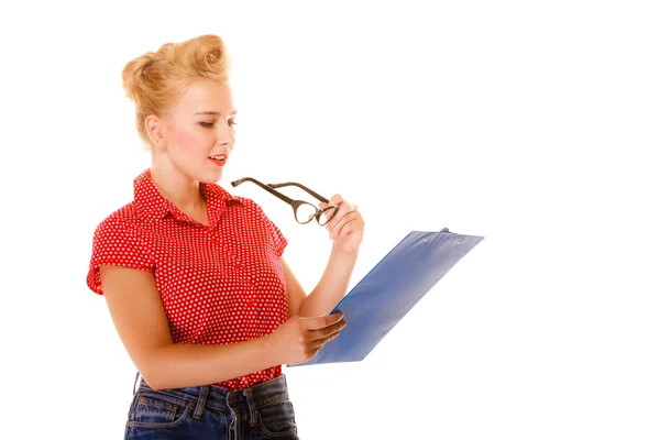 Mujer sosteniendo gafas — Foto de Stock