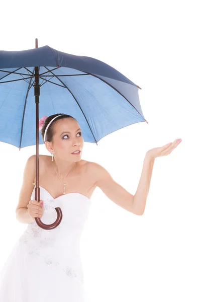 Braut versteckt sich unter Regenschirm — Stockfoto