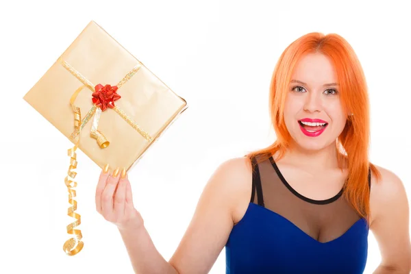 Vacaciones amor concepto de felicidad - chica con caja de regalo — Foto de Stock