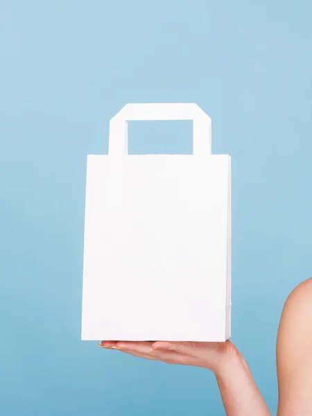 White paper shopping bag with copy space on hand — ストック写真