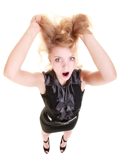 Mujer furiosa enojada gritando y tirando del pelo desordenado — Foto de Stock