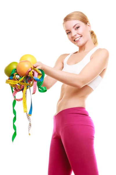 Mulher feliz segurando toranjas e medidas de fita . — Fotografia de Stock