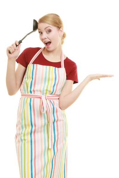 Ama de casa o cocinero chef en delantal de cocina con cucharón —  Fotos de Stock