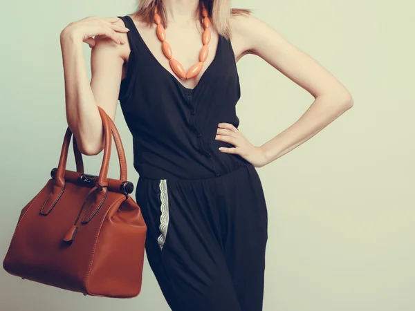 Элегантная модная женщина с кожаной сумочкой — стоковое фото