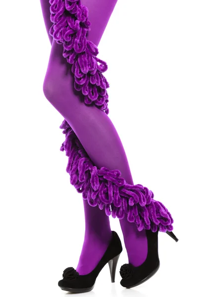 Mulher pernas longas e meias roxas isolado — Fotografia de Stock