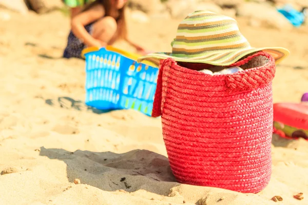 Wicker handbag bag and hat on summer beach. — 스톡 사진