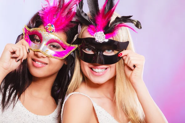 Дві жінки з карнавальними венеціанськими масками — стокове фото