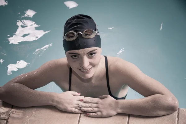 Женщина-спортсмен в бассейне воды. Спорт . — стоковое фото