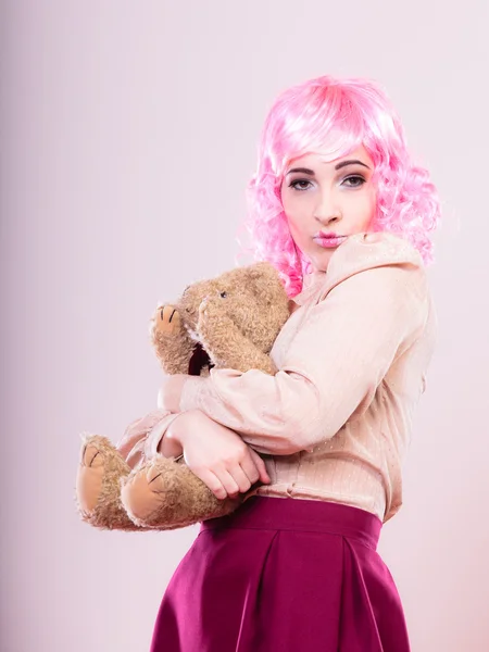 Mujer infantil con juguete de oso de peluche — Foto de Stock