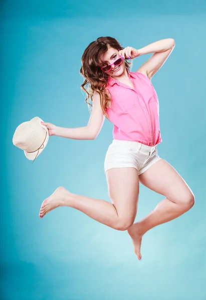 Mujer de verano en sombrero de paja saltando — Foto de Stock