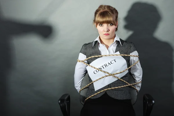 Verärgerte Geschäftsfrau an Vertragsbedingungen gebunden. — Stockfoto