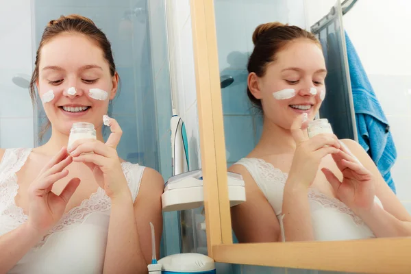 Mujer aplicando crema hidratante para la piel. Cáscara . — Foto de Stock