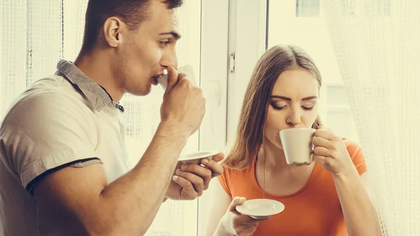 Genç çift evde içme çay veya kahve — Stok fotoğraf