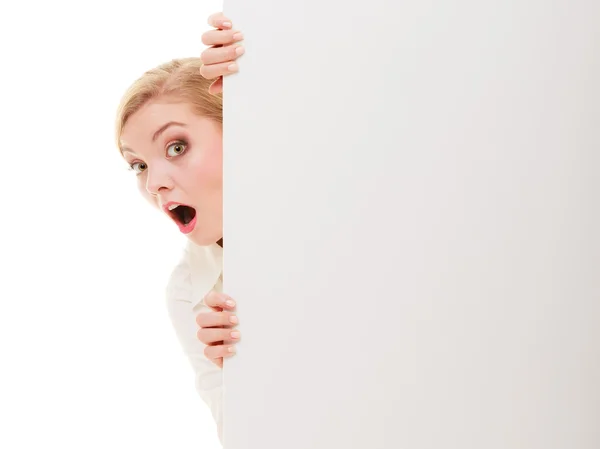 Женщина прячется за плакатом — стоковое фото
