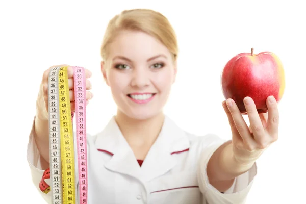 Médico sosteniendo manzana y cinta — Foto de Stock