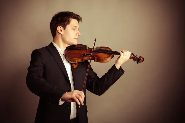 Hombre tocando el violín — Foto de Stock