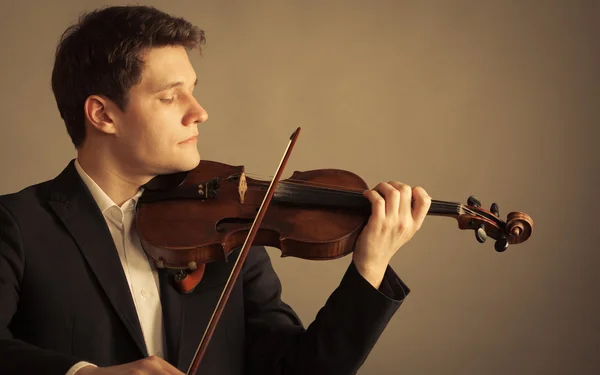 Hombre tocando el violín — Foto de Stock