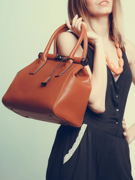 Mulher com bolsa de couro — Fotografia de Stock