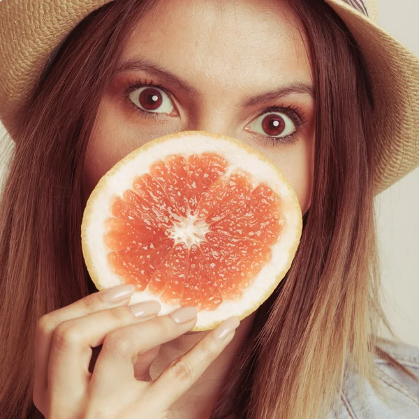 Woman covering her mouth with grapefruit. — ストック写真