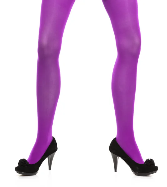 Женщина в фиолетовых чулках — стоковое фото