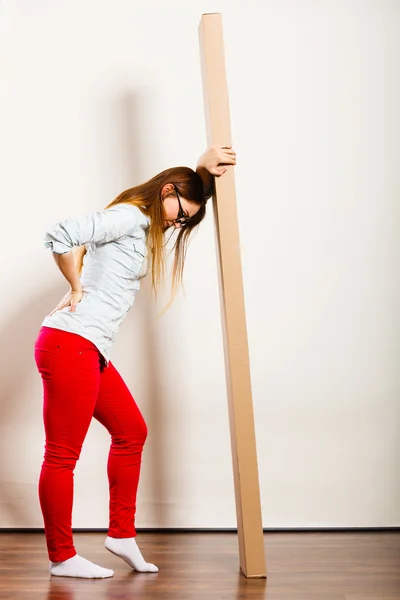 Frau zieht in neue Wohnung — Stockfoto