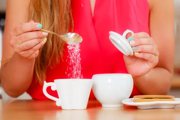 Azúcar añadido humano al té — Foto de Stock