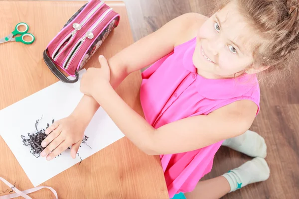 Meisje tekening in de klas. — Stockfoto