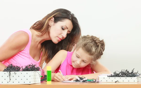 Little girl working  with mom — Stock Photo, Image