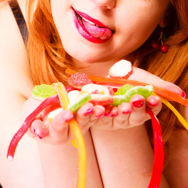 Více barevné želé cukrovinky v rukou ženy. — Stock fotografie