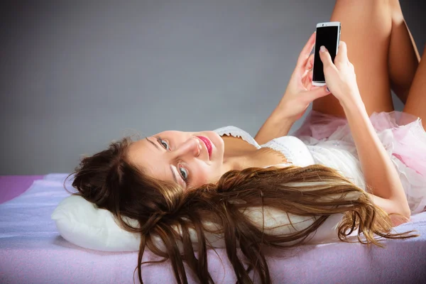 Mujer sosteniendo smartphone — Foto de Stock