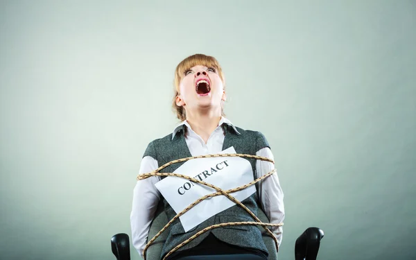 Ängstliche Geschäftsfrau an Vertragsbedingungen gebunden. — Stockfoto