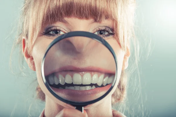 Mutató fogak mosolygó nő — Stock Fotó